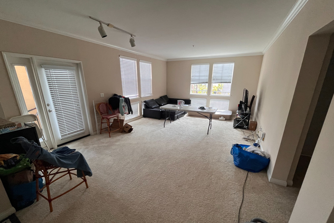 Living Room - La Jolla Palms Apartments, proximity to UTC, campus, transportation