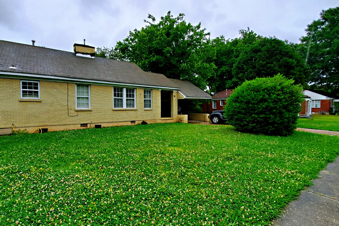 Right view of the house & carport. - Spacious house in University Circle w/ driveway parking 5 bed rms, 4 bath rms