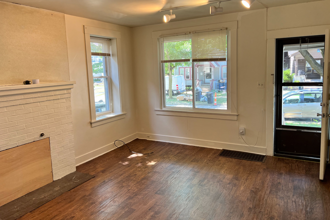 Living Room - 533 Elm Street- 5 bedroom house on U of M campus at cross roads of Gedes and Elm St