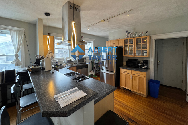 Kitchen - Huge 6 Bed in Porter Square!!