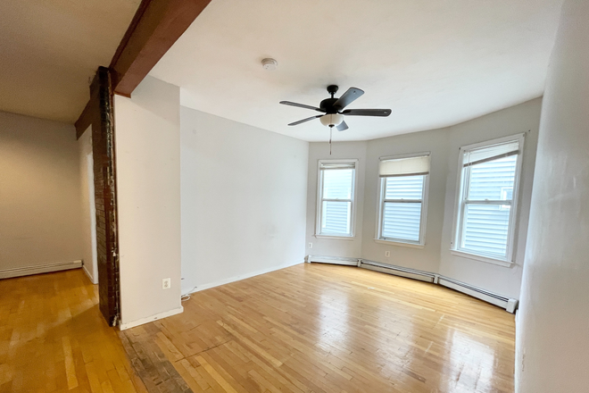 Living area - Amazing 4 bed 1.5 bath! Condo