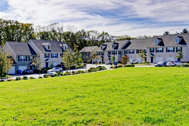 Exterior view of Meadowbrook Gardens community - Meadowbrook Gardens 3B3B Private Bed/Private Bath with Shuttle to UConn