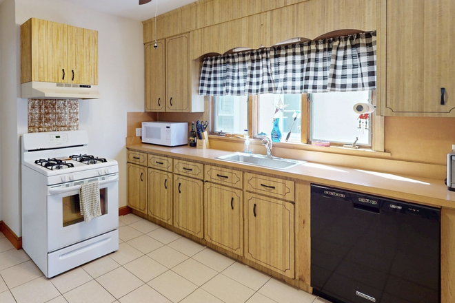 Kitchen - NO BROKER FEE - Updated 5-BR near campus - 2 brand new bathrooms - back yard Apartments