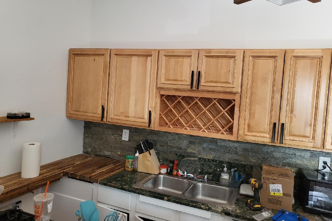 kitchen, recently remodeled - 4 bed apartments 2 of them for rent 115 Hope, very large bedrooms