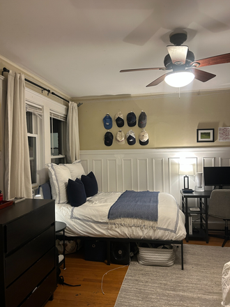 Large windows, with a queen size bed. Even more room as this room is currently a double- but will be a single for the summer! Tons of room. - CLEAN BRIGHT ROOM CLOSE TO THE T AND CAMPUS House