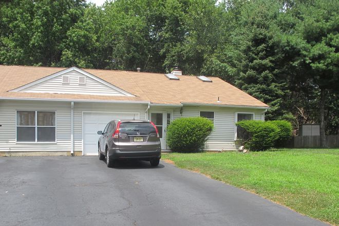 Street view and parking - 2BR/2BA Ranch home-Wyndmoor Dr-East Windsor
