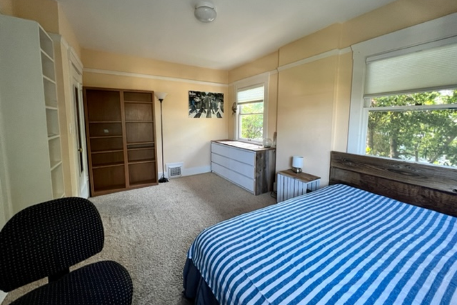 Bedroom - Northside Furnished Room walking distance to UC