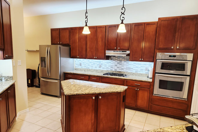 Kitchen - Lakepark Estates Townhome