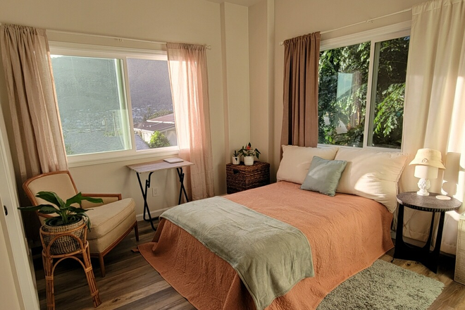 Bedroom (Full sized bed) - Beautiful furnished 1bedroom available starting Oct 1 Duplex
