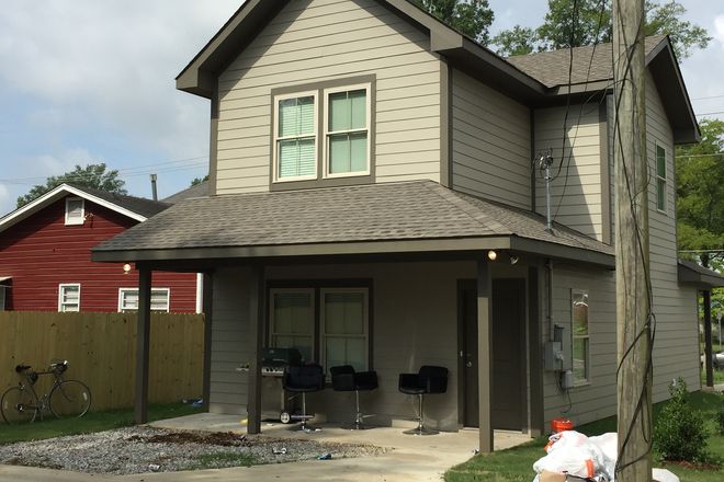 AWESOME BACK PORCH - WALK TO CLASS!!!! House