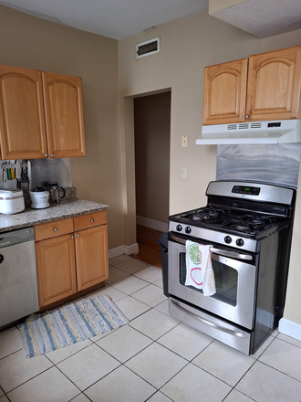 Kitchen - Spacious 4B2B Near Harvard Ave – Roommates Wanted