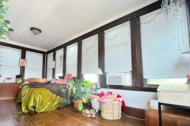 bedroom 1 - Looking for a 4th roommate to join 4 Bedroom and 1 Bath APT