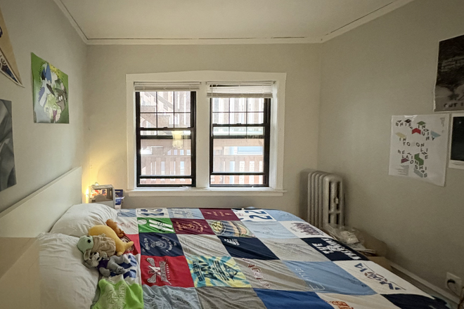 Bedroom - Fall Quarter Sublet - 3 Bedrooms 1 Bath (2 Rooms Available) Apartments