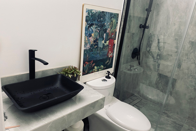 NEW STUDENT BATHROOM! - *REDUCED*WALKUofT SPACIOUS WELCOMING STUDENT HOME!BRIGHT!FURNISHED! PERFECT FOCUSED STUDY