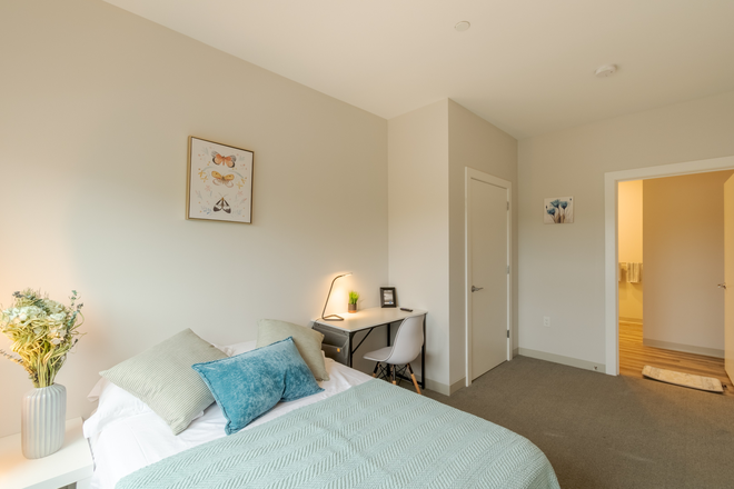 Bedroom - The Overlook – Furnished Rooms