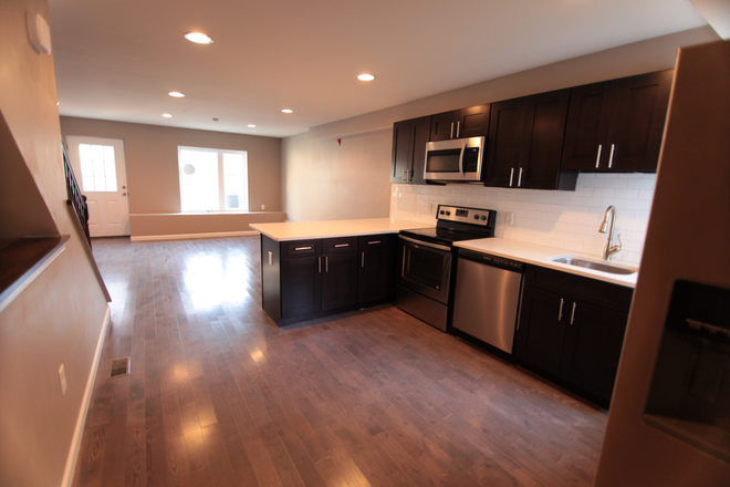 Kitchen - Off Campus Philly - Gorgeous Spacious Apartments Unit With Back Patio - 6 Bed 6.5 Bath