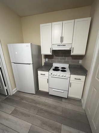 hubrealtyproperties.com - Brilliant 2 bedroom split, with lots of light, handy to the T and campus Apartments