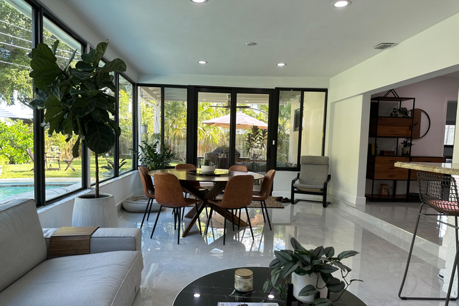 Florida room - Room for Rent – Peaceful, Upscale Home Near NSU