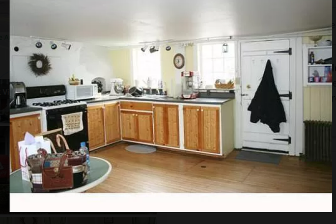 Side B kitchen - 2573 Kingstown Rd, walk to campus House