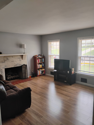 Couch and TV included - House for rent 2 miles from LU