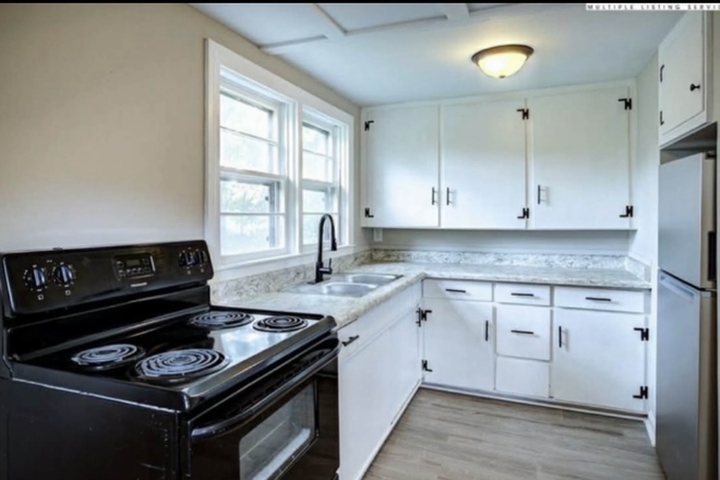Kitchen - 1 bedroom available now! Cash Incentive for lease takeover Apartments