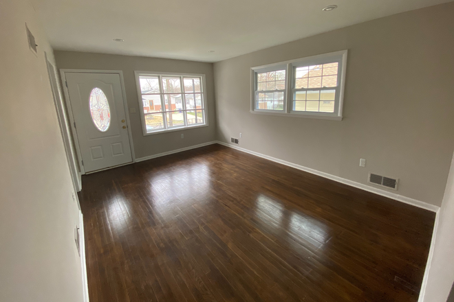 1st living room - LARGE 5 bed 2 bath home w/ Private entrance Basement