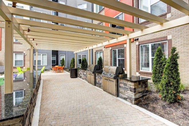 Outdoor Kitchen - UCentre on College Apartments