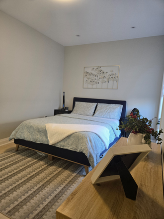 Queen bed - New Furnished room attached bath House