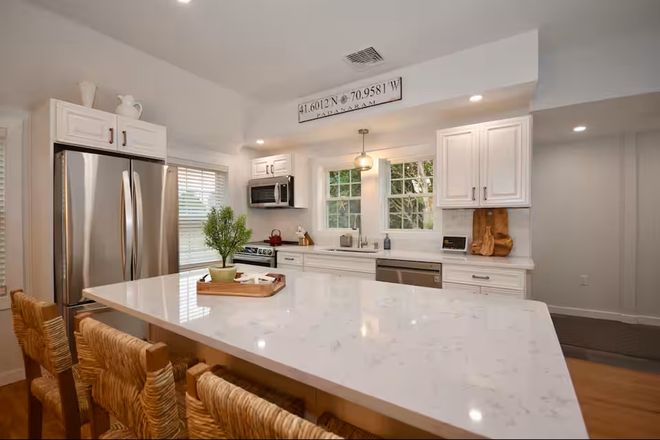 Fully stocked, newly renovated kitchen - Little Elm Cottage - Entire house for rent close to campus, spring semester availability