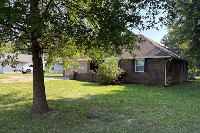 Front of house - 3BR Private Residence 2 miles from campus