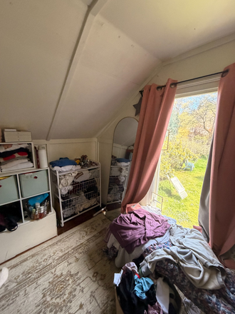 Second bedroom upstairs - Super cute house close to campus