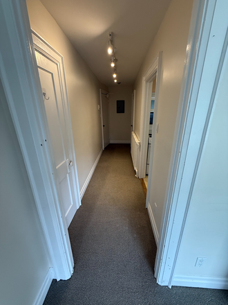 Apt hall - Bloor St Large Renovated Bachelor Apt.