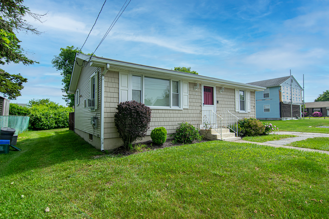 Front of House - Available for a group of 2! 2 Bedroom in Point Judith! House