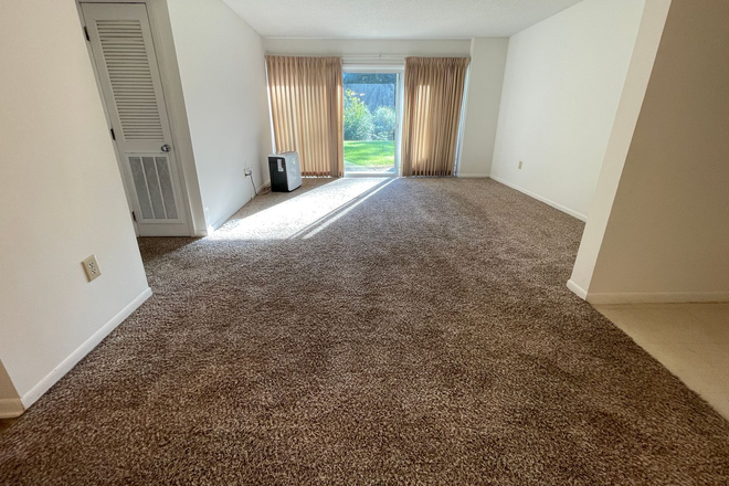 living rpom (entryway) - Spring Garden Apartments