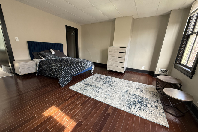 bed 3 - Walk to UC campus from this 5bd/2bth house!