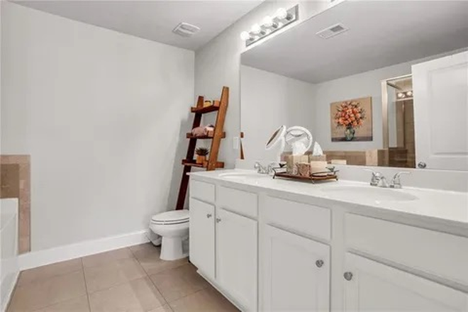 Bathroom - All Utilities included in Rent! Close to Downtown Atlanta. Townhome