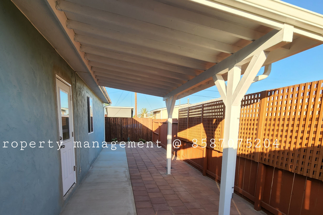 Patio area - 3 bedroom 2 bath 2 garage house north Clairemont