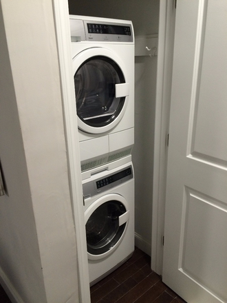 a - 3 bed w/living room and LAUNDRY IN UNIT Apartments