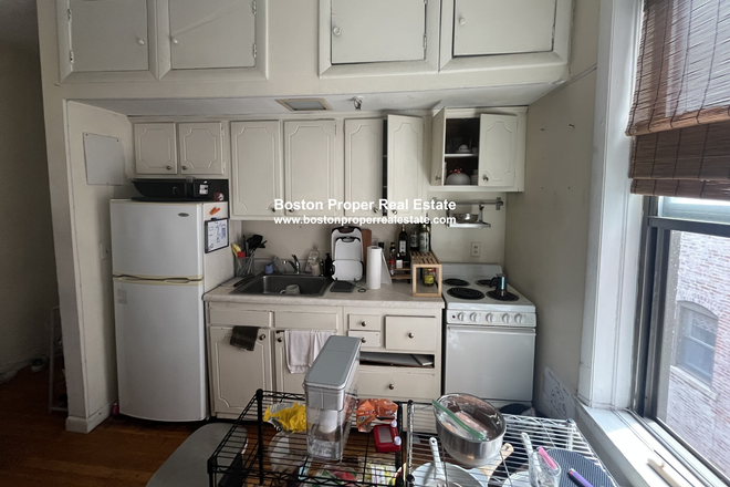 a - 1 bedroom in Back Bay close to Symphony and Kenmore Apartments