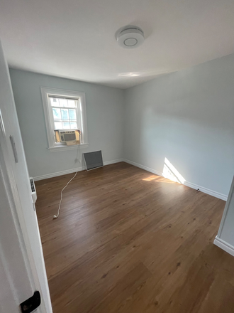 Bedroom - 4 Bed, 2 Bath, Ensuite Laundry, Ideal for Students. Heart of Streetsville Apartments