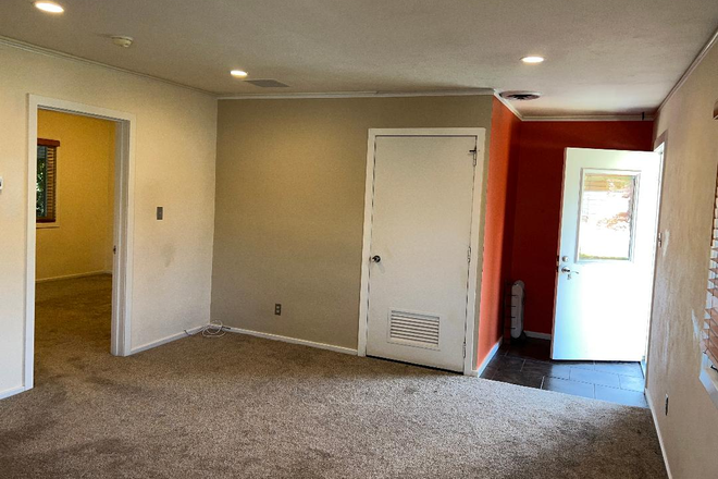 Living Room, carpet, recessed lights - 1BR apt w/garage space-North Harrison St-Princeton