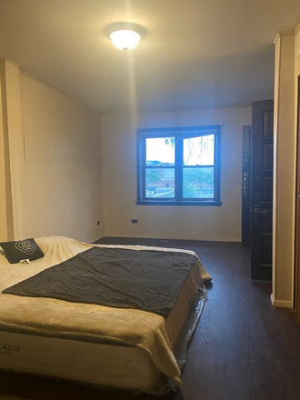 Bedroom - 3 Min. walk to UIC East campu,Huge pvt room and pvt bath