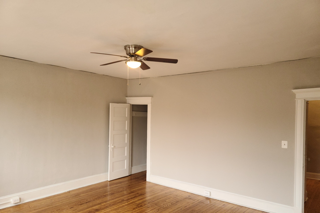 Bedroom - 2-bedroom apartment and private deck close to Homewood Campus