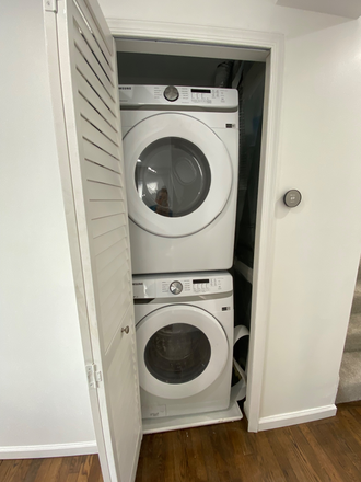 Laundry - 5 minutes drive to campus -  bedroom with private bathroom Apartments