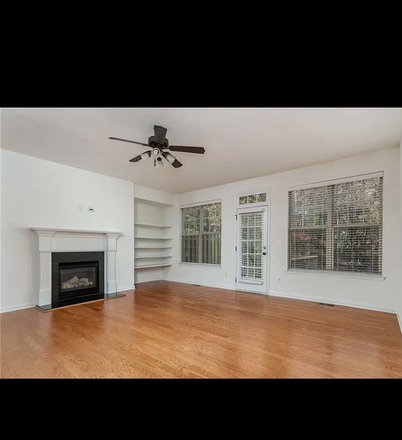 Living room - Private Townhouse close to campus