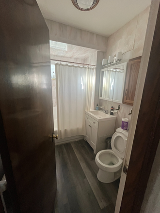 Bathroom - 1 Room Summer Sublet - Close to Campus Apartments