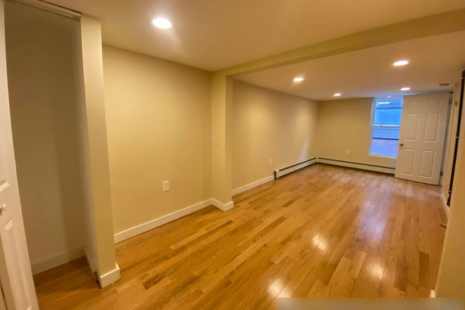 - - No Broker Fee!! Close to Campus! Large Studio w/ Laundry in Building Avail. 9/1/26!! Apartments