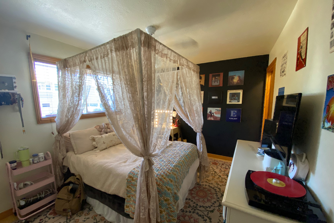 Bedroom - Townhome close to campus and busses