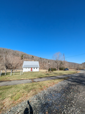 Main entrance and parking - The cottage at Falls Ridge House