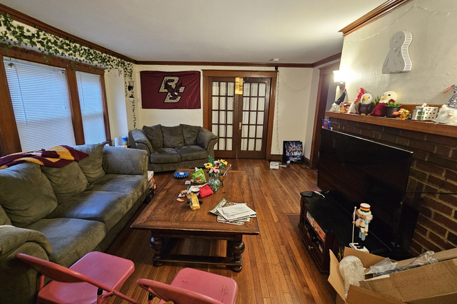 living - GREAT LOCATION!! HUGE 3 BED WITH WATER INCLUDED! AVAIL 8/31/27!!! Apartments